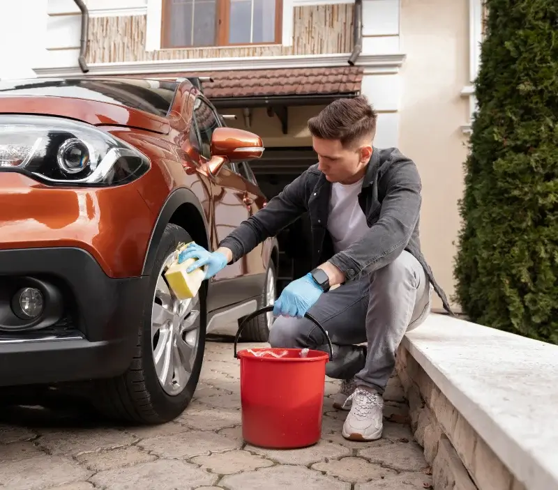 Lavage auto à domicile Montfort-le-Gesnois : professionnel intervenant sur un véhicule